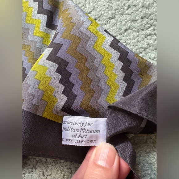 Metropolitan Museum of Art silk scarf in original box and tissue paper. - Picture 3 of 5